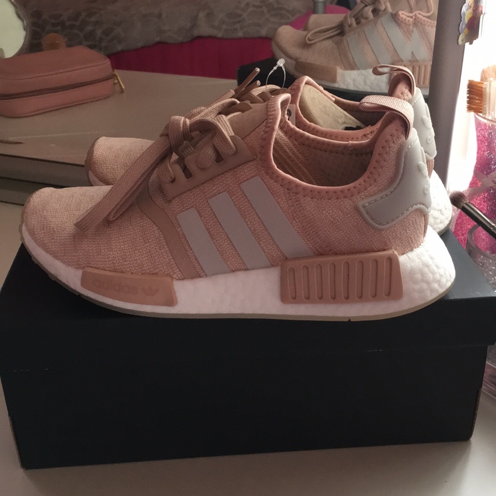 Adidas NMD R1 Women’s 6 Chalk Pearl Beige Pink